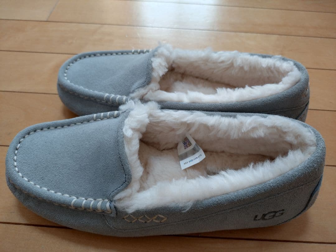 UGG グレー モカシン 25 スエード素材のグレーのモカシン、ファー内装