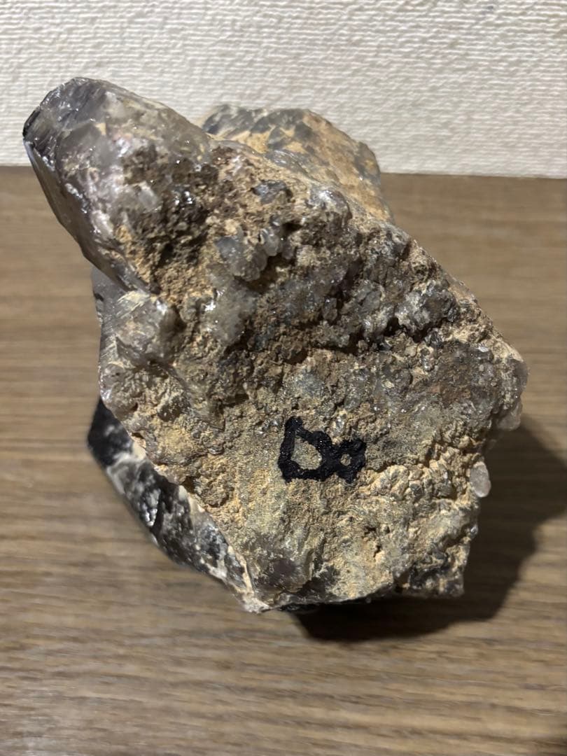 黒水晶　モリオン　原石　木製台座付き　1.9kg 特大結晶　パワーストーン