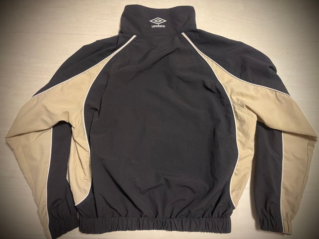 《希少！》9090 ✖️umbro コラボナイロンジャケット 黒/ベージュ