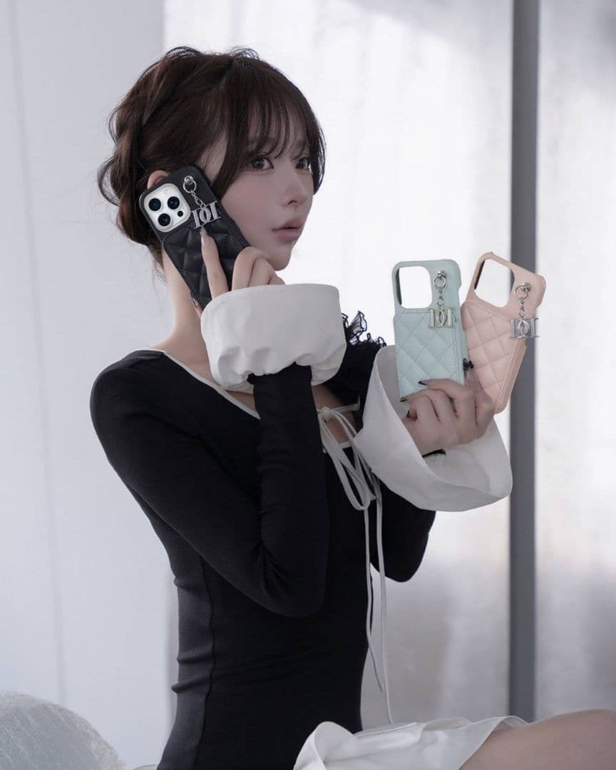 ダーリッチ キルティングミラーDDチャームiPhoneケース 16pro