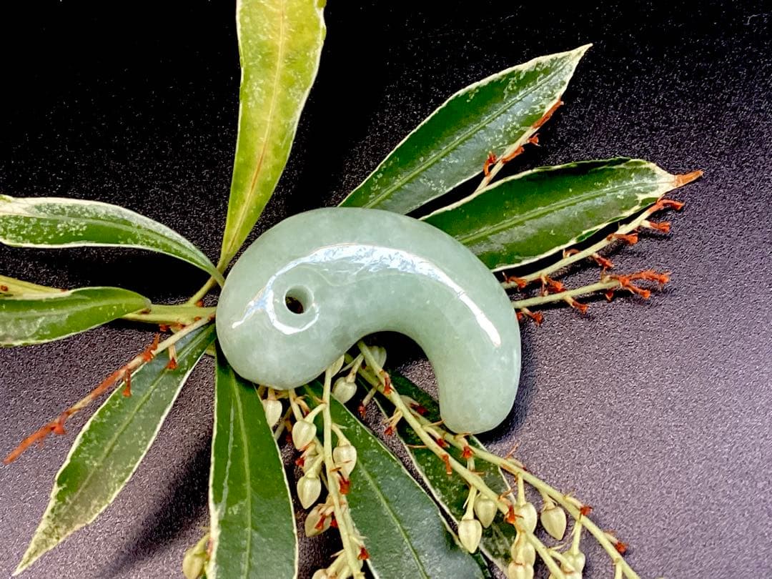 ✳1点特別安価卸し値段‼️ 緑色の糸魚川翡翠 外部鑑別書付 本物