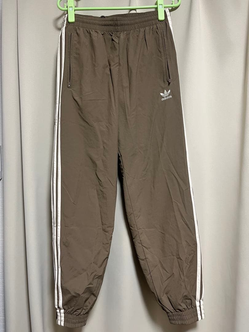 新品adidas ナイロンパンツ　ブラウン adidas ナイロンパンツ メンズM ブラウン ロゴ刺繍 3本ライン - メルカリ