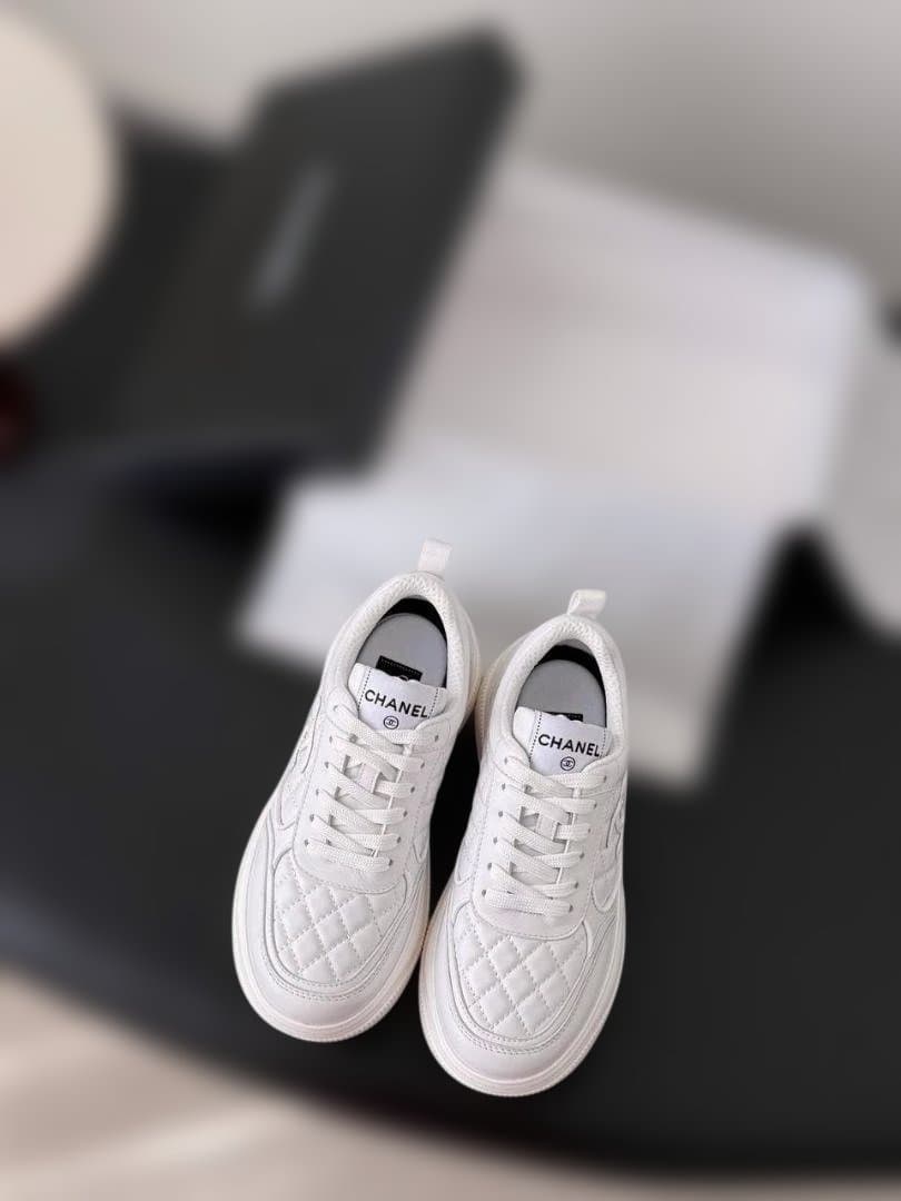 CHANEL ホワイト スニーカー - メルカリ