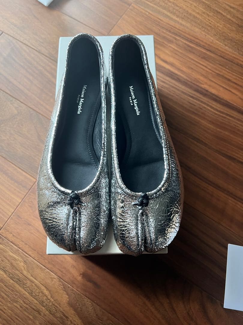 Maison Margiela Tabi マルジェラ　タビ EU36 メタリック マルジェラ】タビに新色登場！“メタリックな黒”が争奪戦必至 | VERY