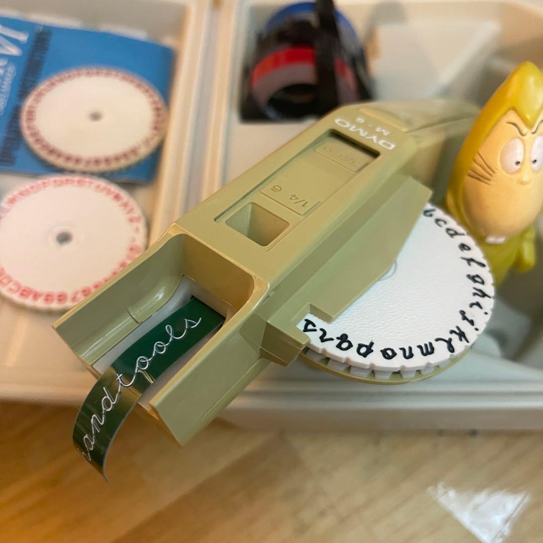 ■製品保証■ 【繋がる筆記体・文字盤4個】ダイモ M-6 DYMO 171-1 Amazon | DYMO ダイモ テープライター M-1880 9mmテープ対応 英数字