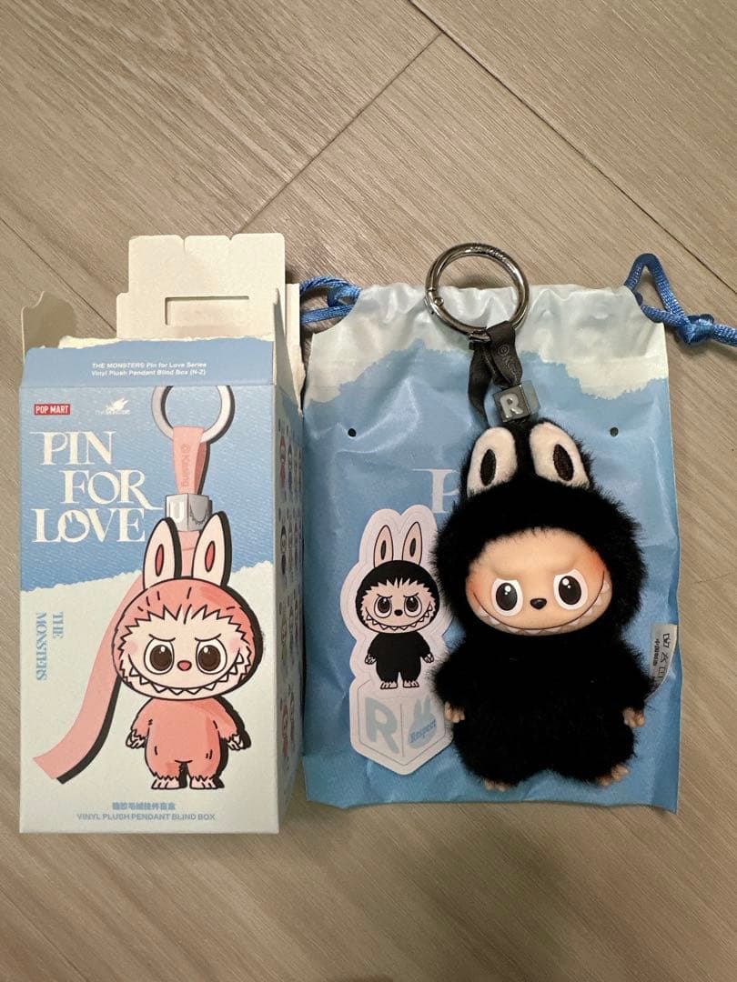 PIN FOR LOVE イニシャルラブブ 黒 《R》 - メルカリ