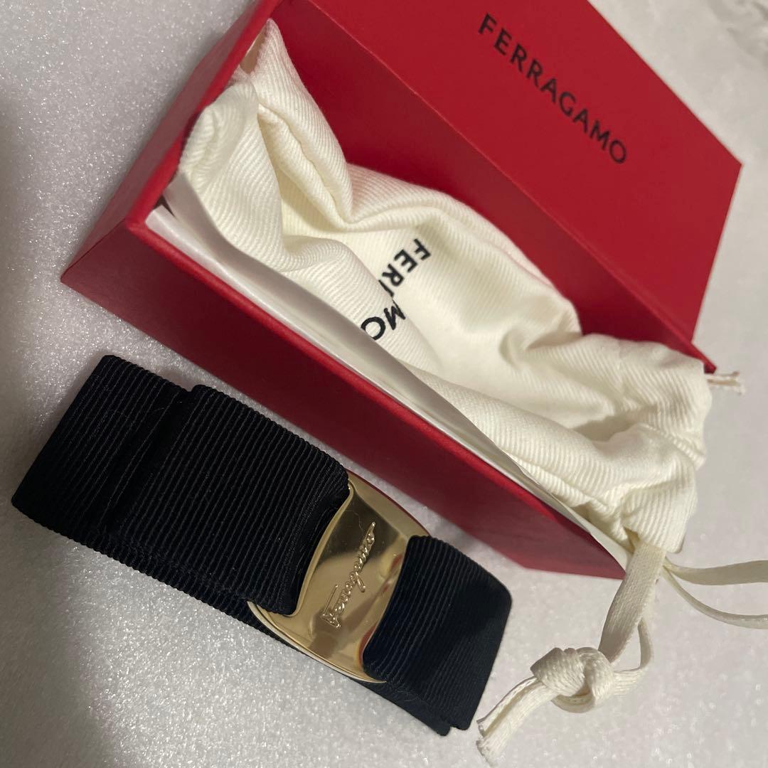 フェラガモ　バレッタ　未使用に近い