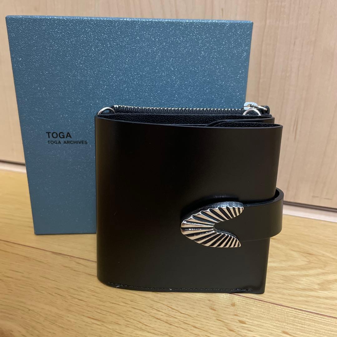 TOGA PULLA 二つ折り財布 黒 ショルダータイプ トーガ 箱付き - メルカリ