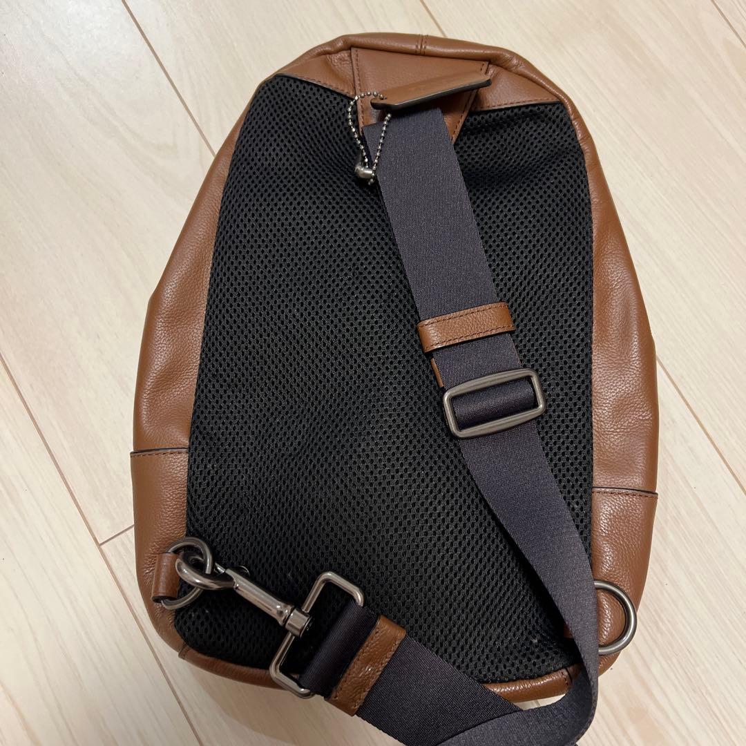 COACH ブラウンストライプボディバッグ メンズ - メルカリ
