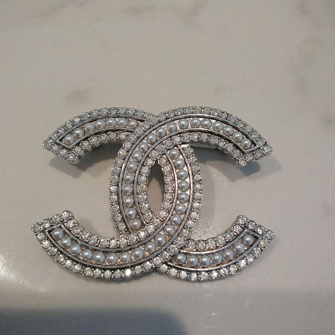 CHANEL CCロゴ ブローチ パールクリスタル - メルカリ