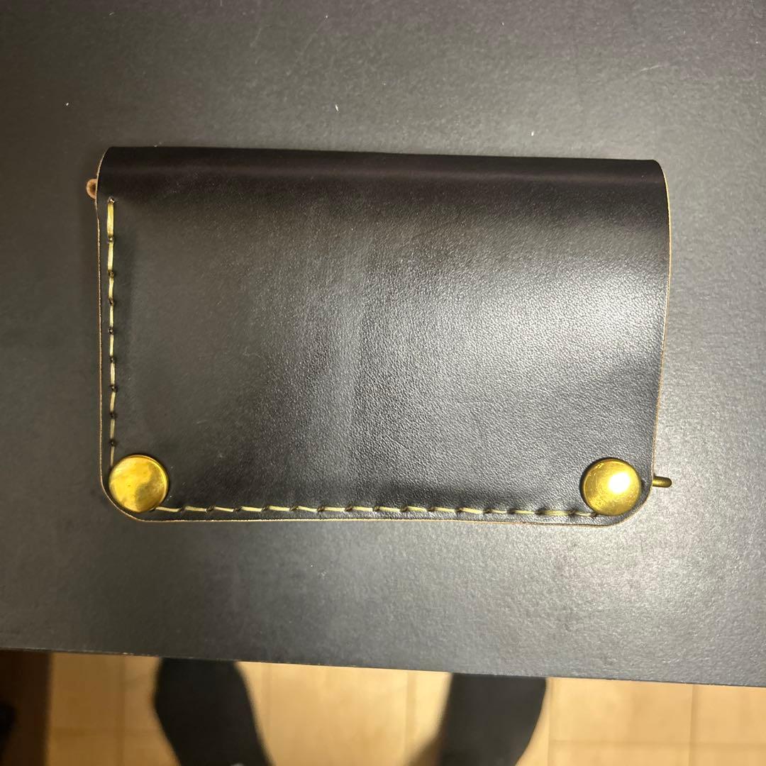 折らずお札収納 真鍮 丘染めブラックの無骨トラッカーウォレットの通販