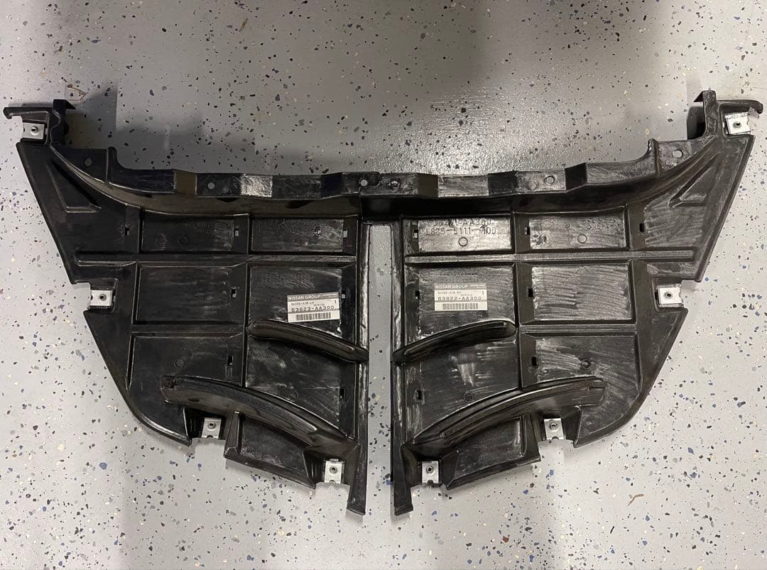 【未使用品】BNR34 スカイラインGT-R ブレーキエアガイド 日産 純正品 日産 ブレーキ エアガイド 助手席側 導風板 スカイライン GT-R BNR34