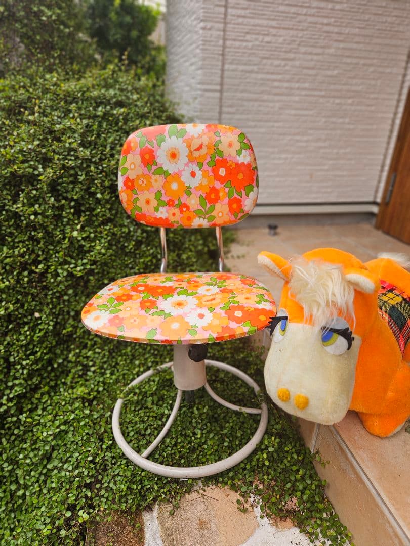(最終お値下げです)希少　昭和レトロ　レトロポップ　椅子　花柄　オレンジ 昭和レトロ 丸椅子 スツール 花柄 レトロポップ 木製 チェア - メルカリ