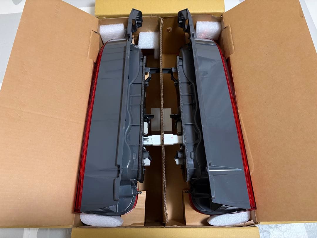 【美品】7型ハイエース新車外し　純正テールランプ