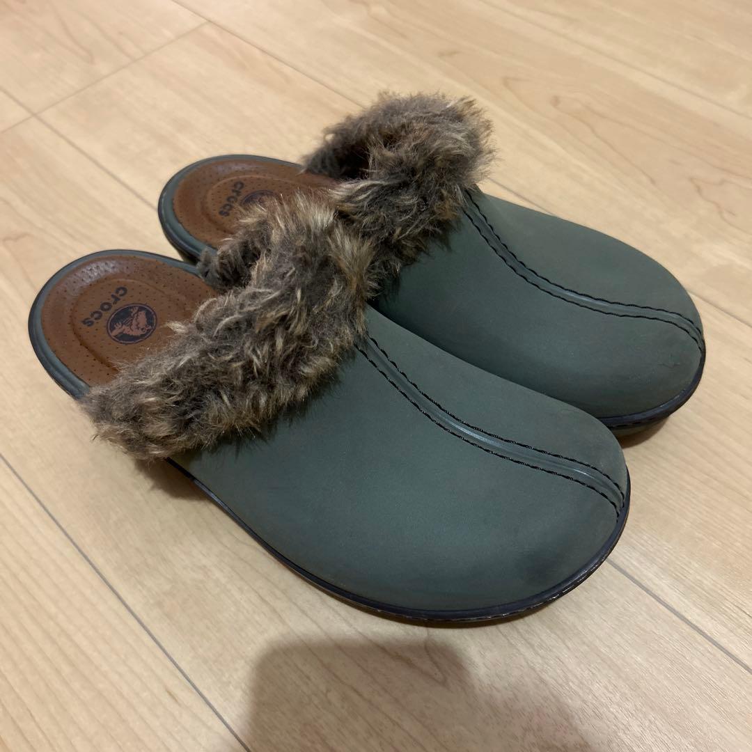 クロックス コブラー スエード調ボアフェイクファー付きサボサンダル