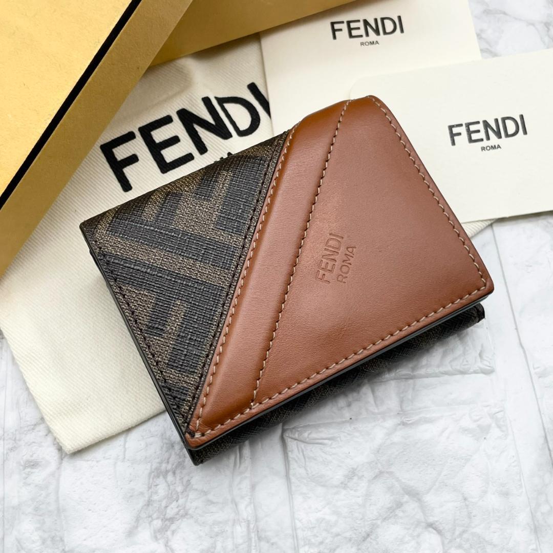 極美品✨️FENDI フェンディ 三つ折り財布 ズッカ レザー PVC 総柄 フェンディ(FENDI)|ズッカ柄三つ折り財布|【ハードオフ公式通販】オフ