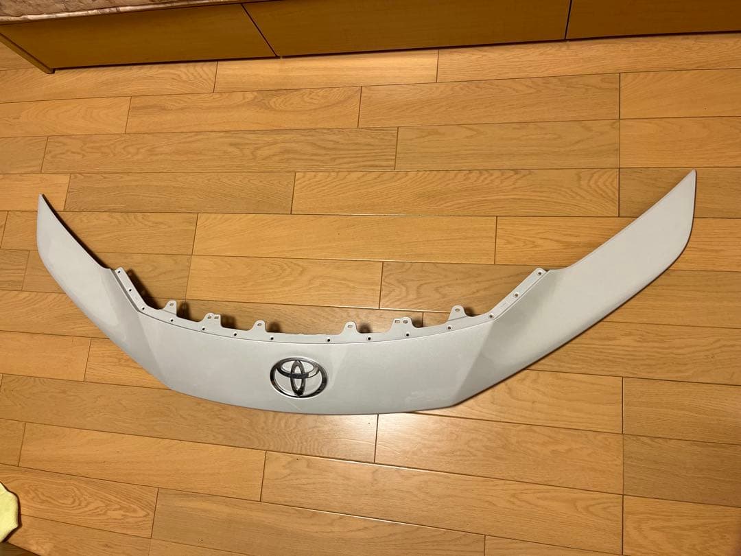 プリウス60 フロントバンパーアッパー純正部品カラー089 パール