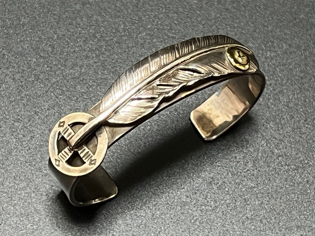 ゴローズ goro's K18メタル特大フェザーブレスOLDバングル - メルカリ