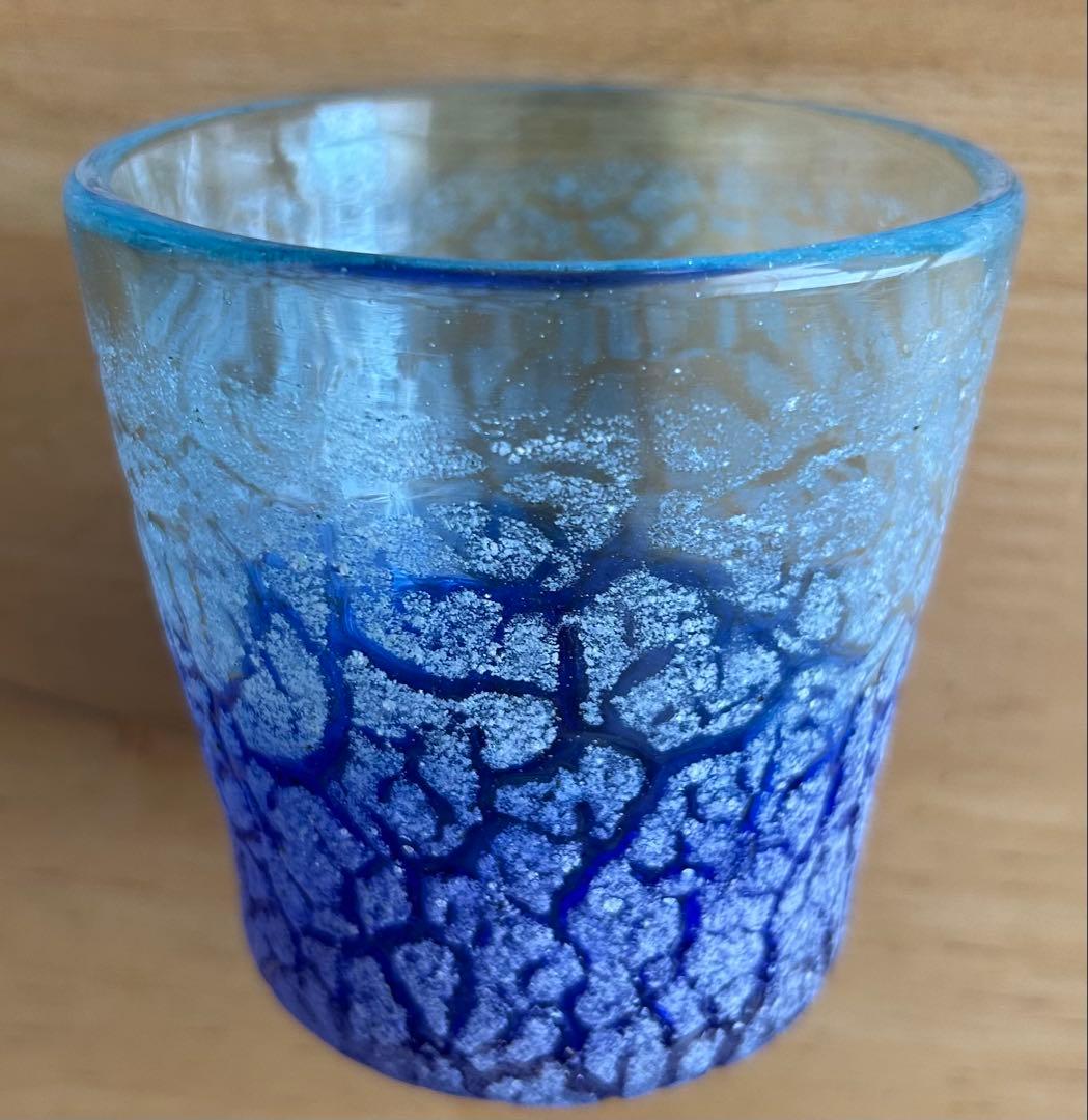 稲嶺盛吉作。琉球宙吹ガラス工房「虹」青のグラデーションガラスカップ 楽天市場】稲嶺盛吉(宙吹きガラス工房虹) 琉球ガラス 花入れ 白泡二色