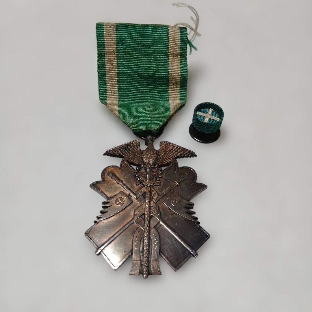 純銀】功六級金鵄勲章 日本軍勲章 箱無し コレクション 現状品 - メルカリ