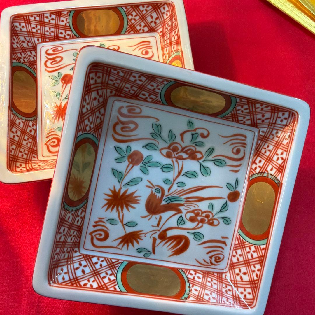 AZ たち吉金彩赤絵角皿　香泉作ミニ3段　 赤絵揃い　No.4-28