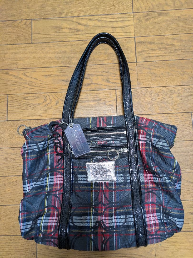 Coach チェック柄 ショルダーバッグ チェック柄のデザインと赤色の内装