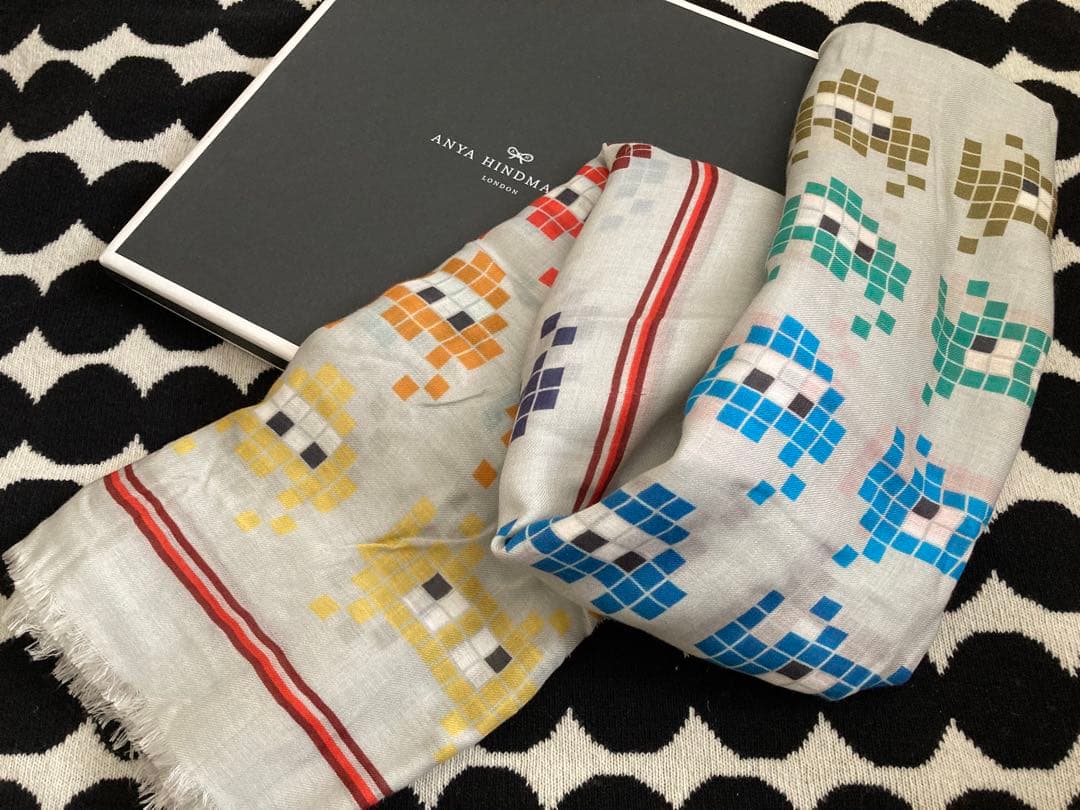 アニヤハインドマーチ インベーダー　ストール 青山と銀座のアニヤ・ハインドマーチで、昭和のゲーム機「スペース