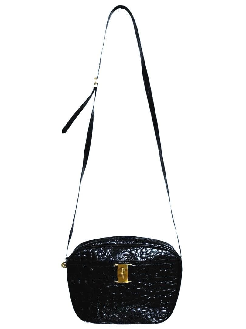 サルヴァトーレフェラガモ ヴァラ クロコ型押し パテント　黒　ショルダーバッグ Salvatore Ferragamo(サルヴァトーレフェラガモ) / クロコ型押し