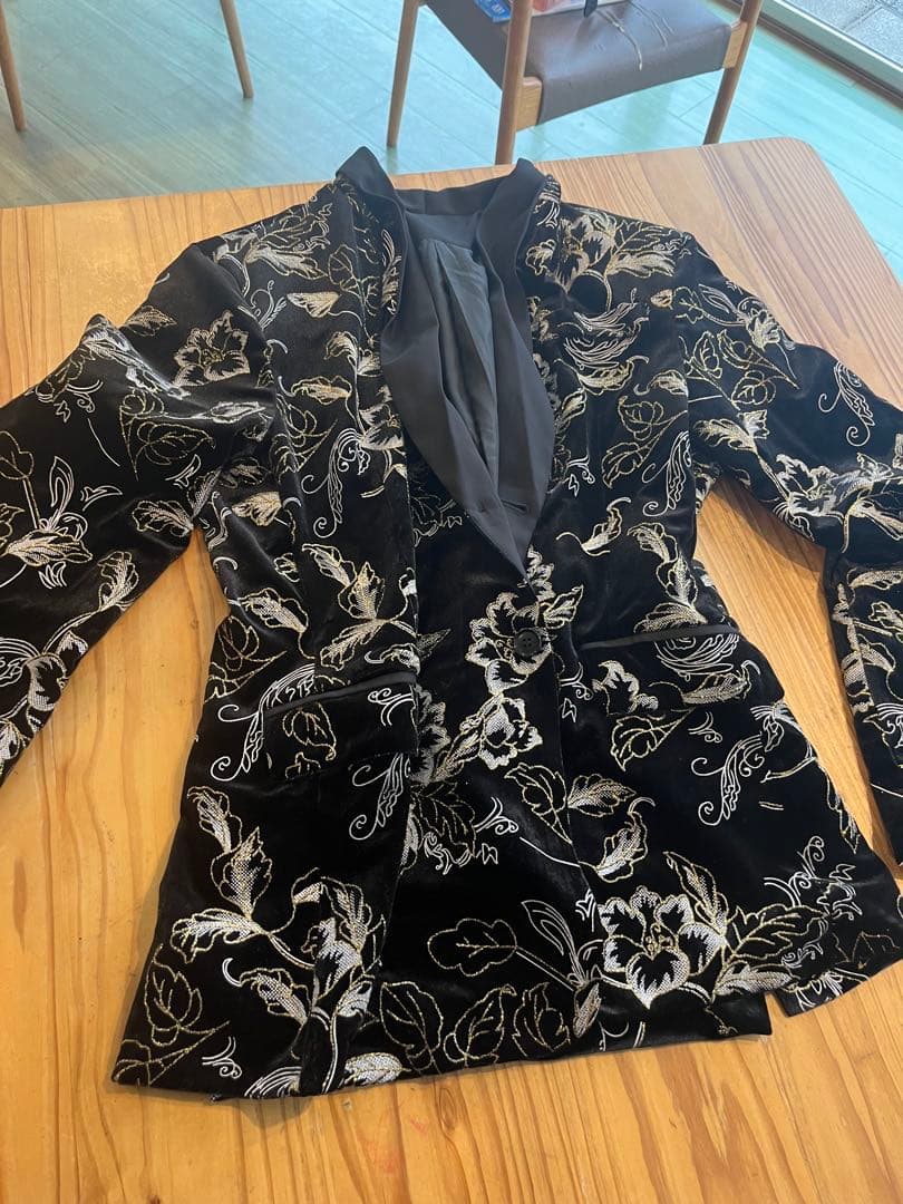 花柄刺繍の黒ベルベットテーラードジャケット - メルカリ