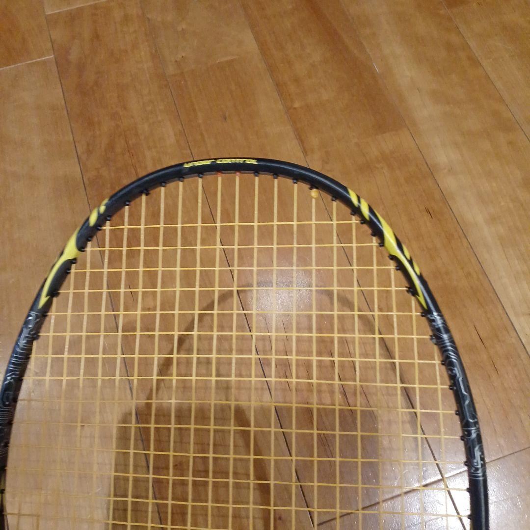 バドミントンラケット 黒と黄色 カーボンファイバー - メルカリ