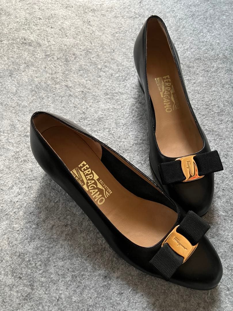 サルヴァトーレ フェラガモ VARA パンプス ブラック 7 1/2 - メルカリ