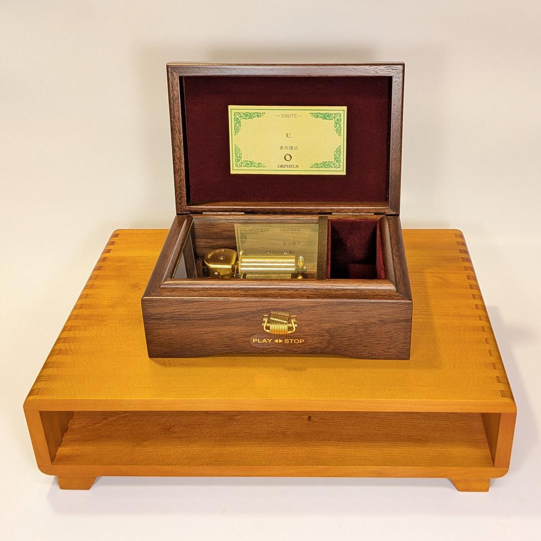 ◆在庫処分【新品】ORPHEUS 30弁オルゴール 虹【二宮和也(嵐)】共鳴台付 く*ち様 嵐 二宮和也 虹｜ORPHEUS製30弁オルゴール 新品｜プレゼント