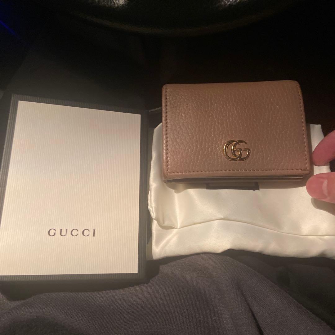 GUCCI ベージュレザー二つ折り財布 - メルカリ
