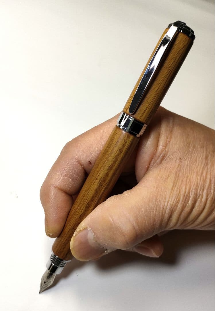 世界で一番硬い木【リグナムバイタ】グラデュエイト万年筆 - メルカリ