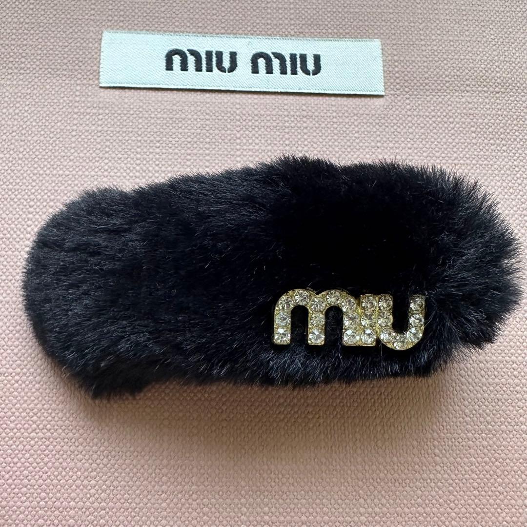 ミュウミュウ miumiu ヘアピン 黒 ふわふわ - メルカリ