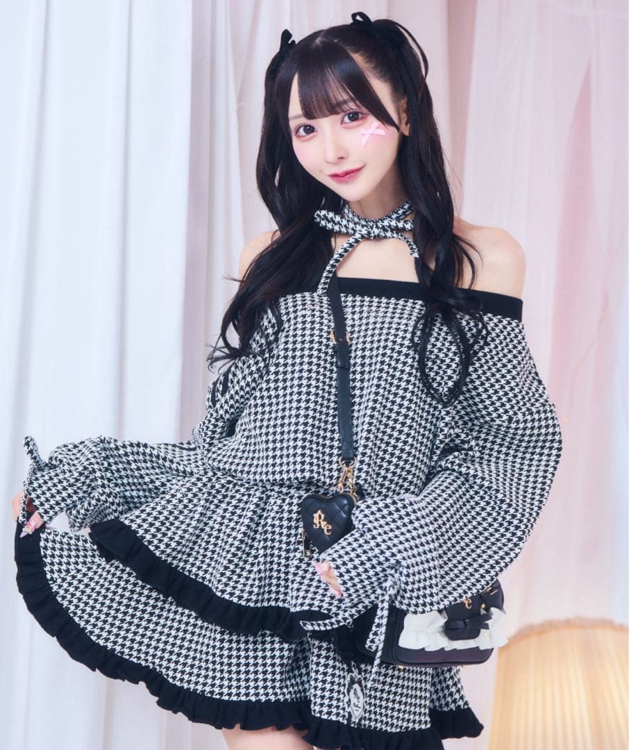 ReAmour ワンショルトレーナーワンピ 千鳥 - メルカリ