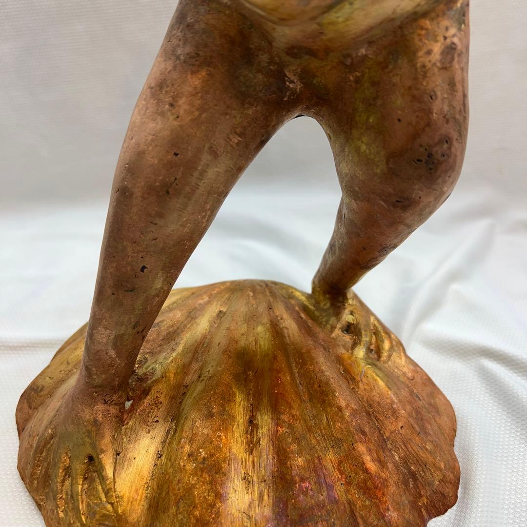 カエル（蛙）が葉っぱの傘を持ってる真鍮の置物