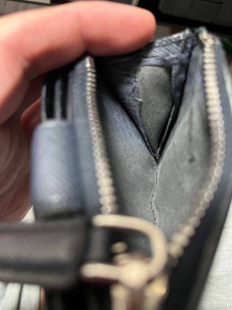 プラダ 二つ折り財布 フラグメントケース 三角プレート サフィアーノ