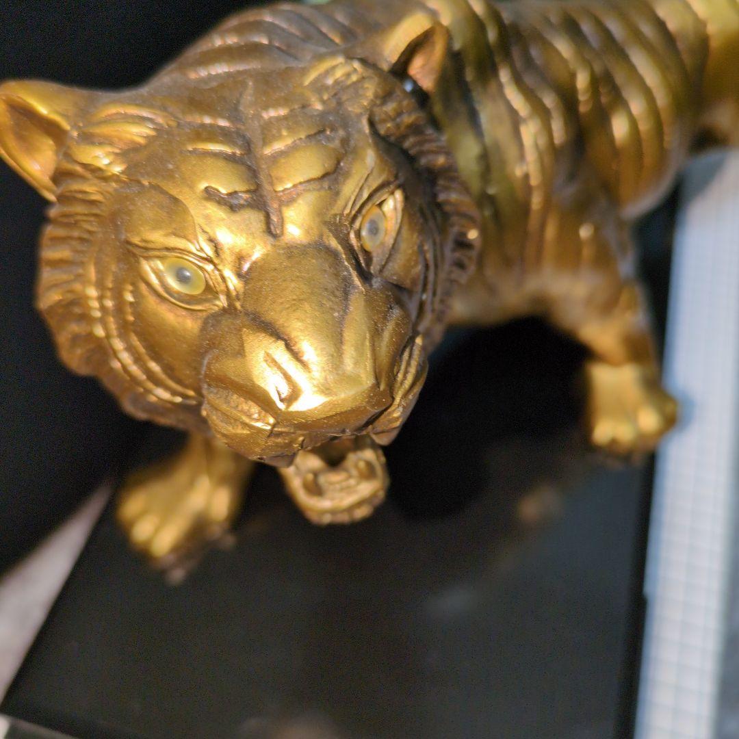 金属製　金色　虎　彫刻　皇貴 工芸品　置物