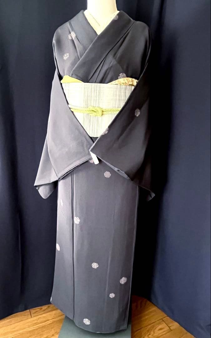 小紋】 濃紺お召絹地に 雪輪 飛び柄 彫りと染め作家物 素敵な装い