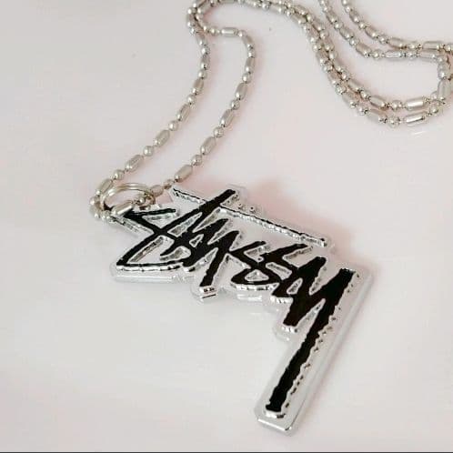 新品 STUSSY ステューシー シルバー ロゴネックレス - メルカリ