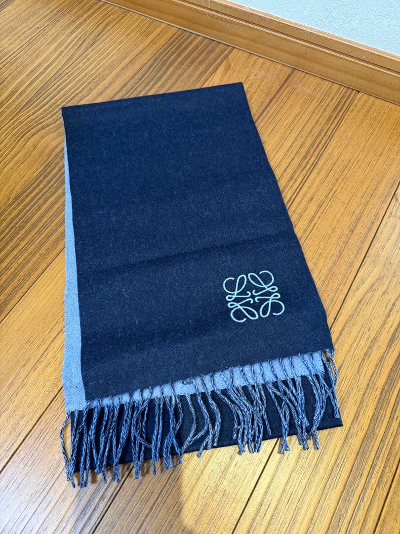 LOEWE ネイビー グレー マフラー LOEWE（ロエベ）のリバーシブルアンゴラ混マフラー ネイビー グレー