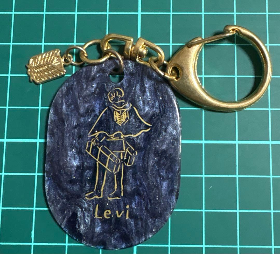 進撃の巨人 鬼頭祈 コラボ キーホルダー リヴァイ 進撃の巨人】アクリルキーハンガー（リヴァイ VS 獣の巨人） | キャラfab