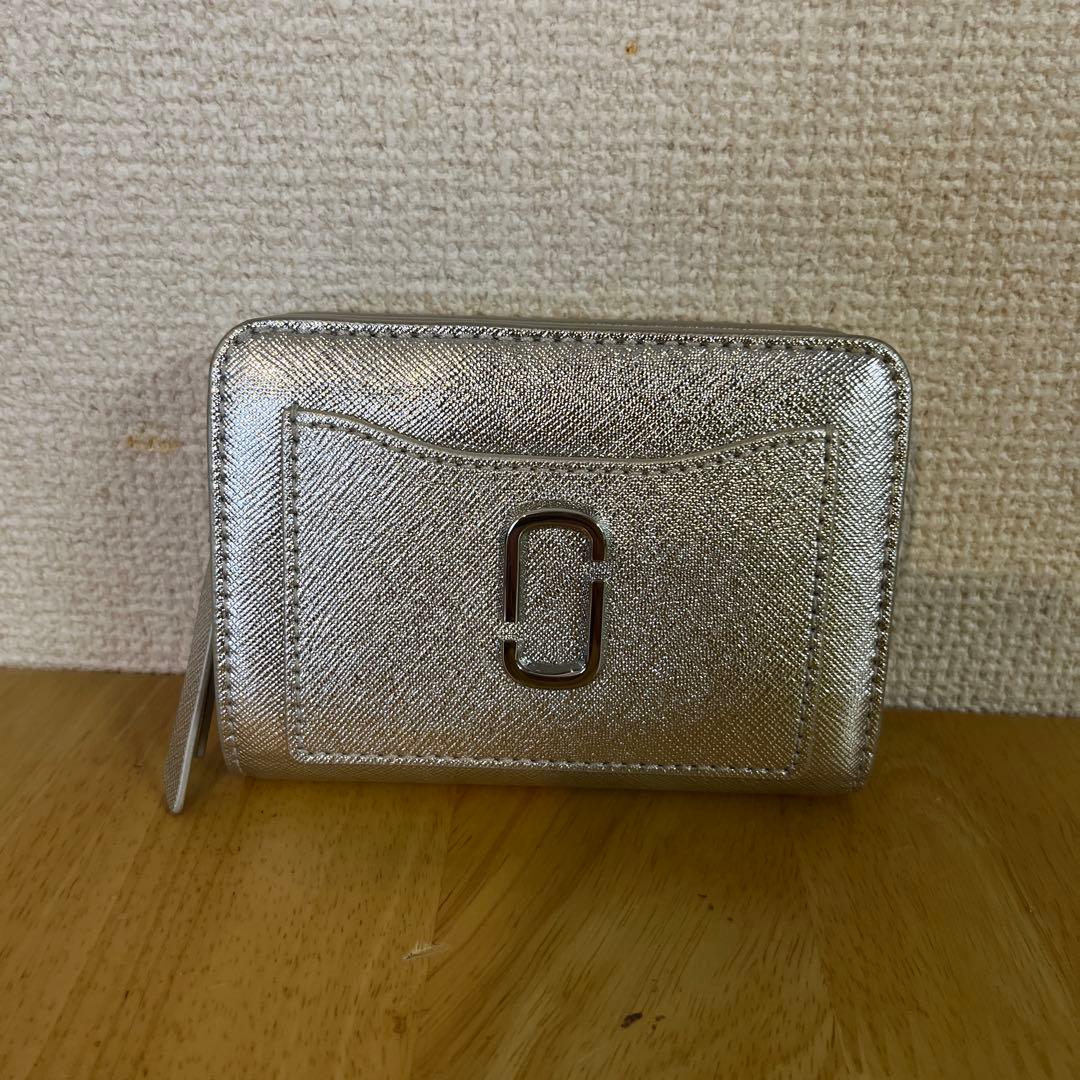 MARC JACOBS 二つ折り財布 シルバー - メルカリ
