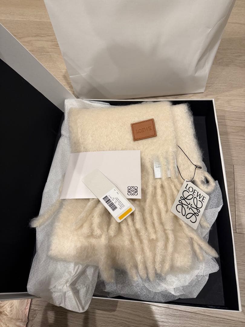 LOEWE クリーム色 ウール マフラー フリンジ付き - メルカリ