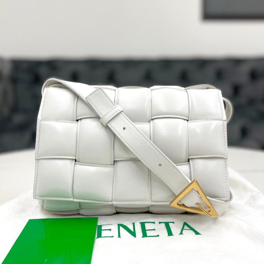 美品☆ ボッテガヴェネタ ショルダーバッグ 白 パデッドカセット