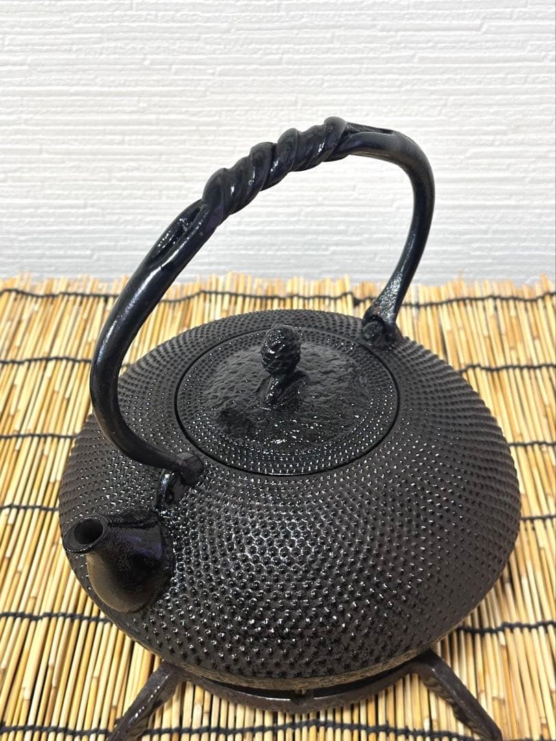 未使用品、供箱付 南部名工金秀 及春鋳造捻鉉算盤形アラレ南部鉄瓶