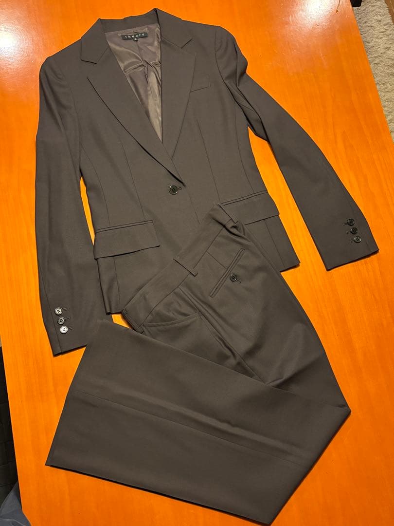 セオリー　theory ダークブラウン ビジネススーツ パンツスーツ上下 コーディネート詳細 | StyleHint | Theory（セオリー）公式通販サイト