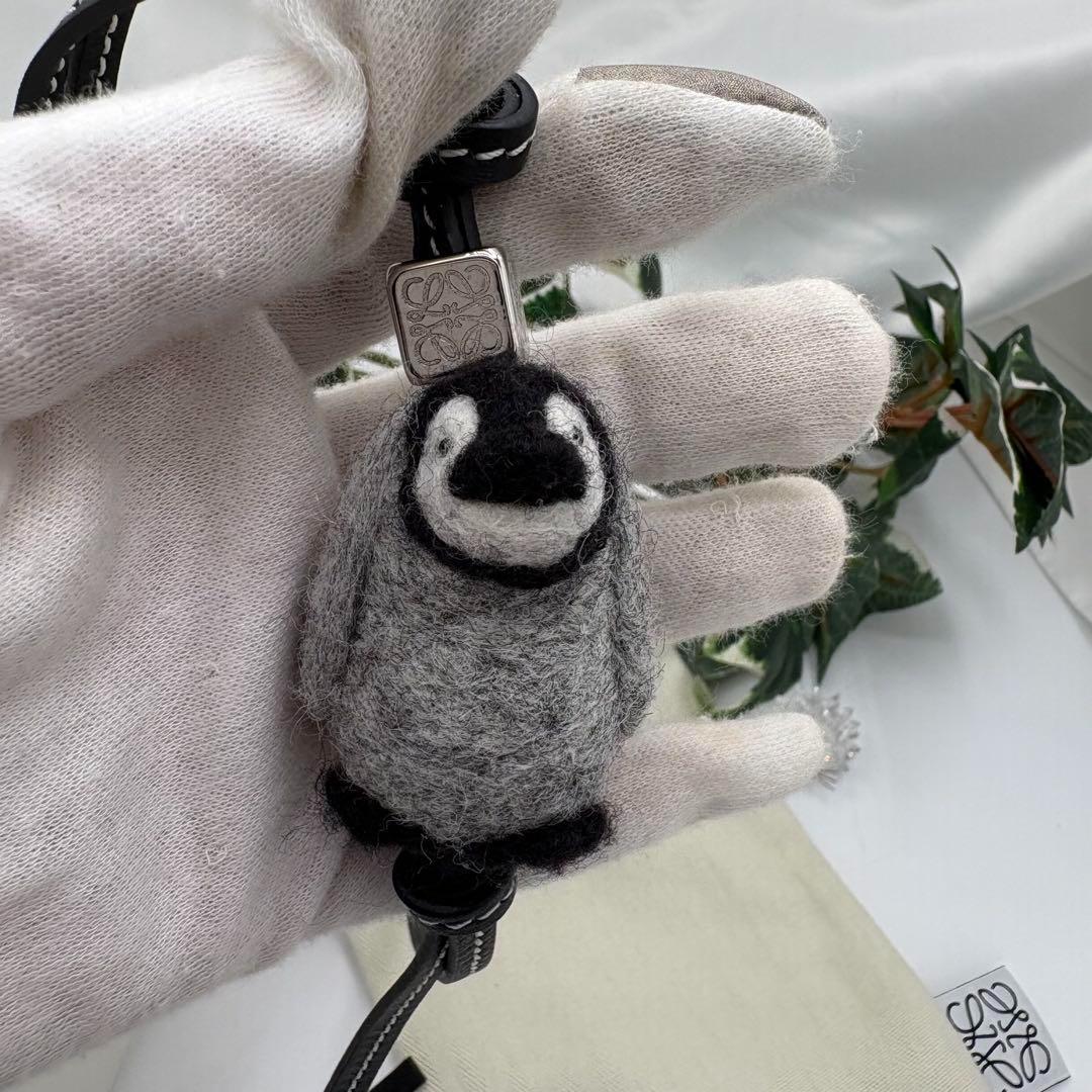 LOEWE　 ベビーペンギン レザーチャーム アナグラム ダイス