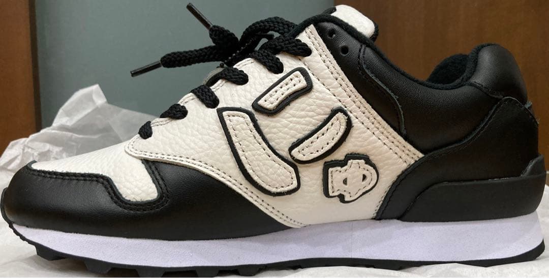 にゅーず スニーカー ホワイト&ブラック サンガッチョ - メルカリ